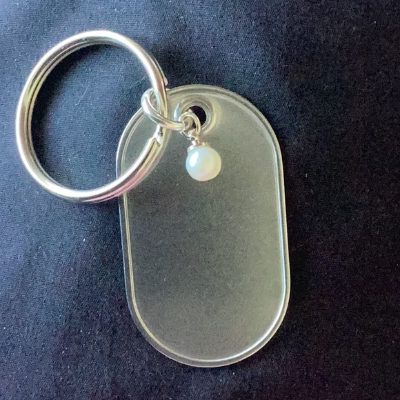 🦪 Offering for sale original Vantel Pearls dog tag keychain. - Picture 1 of 3